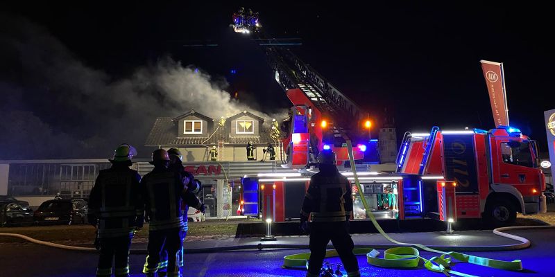 Bevern: Wohnungsbrand im Dachbereich - Drehleiter im Einsatz