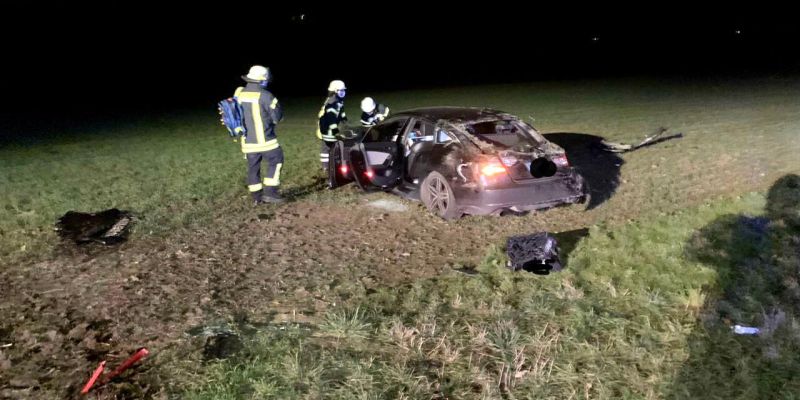 Pkw von Fahrbahn abgekommen, überschlagen und auf Feld gelandet