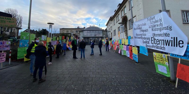 Mahnwache statt Demo: OBS Bevern mit Plakaten und Traktoren vor Stadthalle