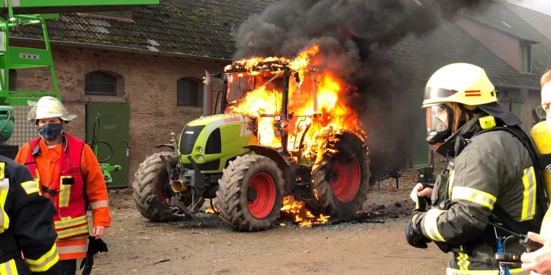 Traktor brennt in voller Ausdehnung