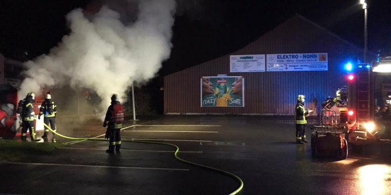 Altkleider-Container in Rühler Straße in Vollbrand