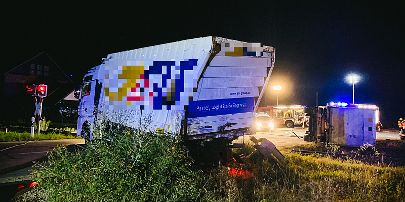 Seesen: Regionalbahn fährt durch Lkw-Gespann