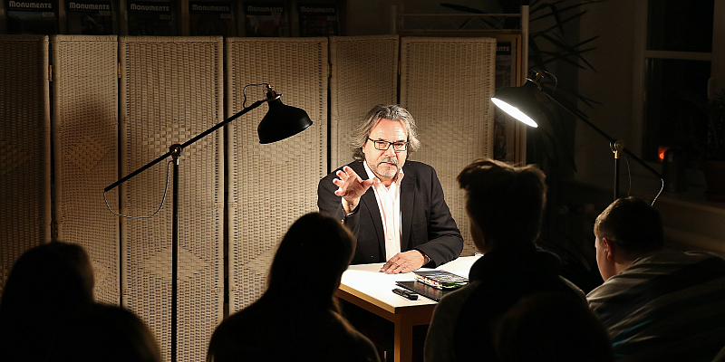 Musischer Kreis Stadtoldendorf: Jürgen Gückel liest am 14. September aus „Klassenfoto mit Massenmörder – das Doppelleben des Artur Wilke“