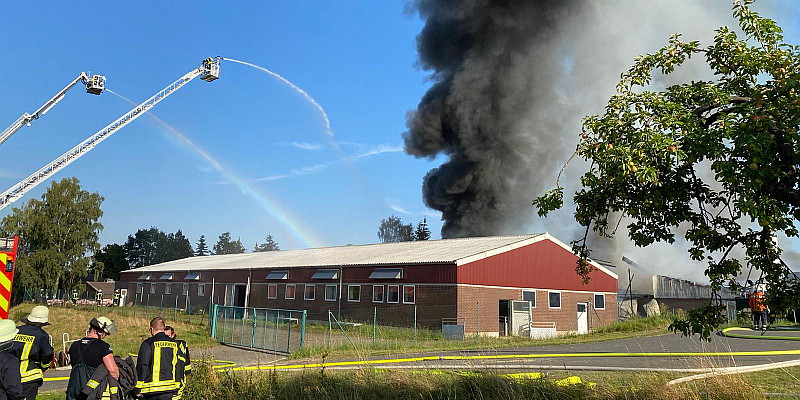 Großbrand im Dassler Ortsteil Relliehausen: Scheune mit Tieren steht in Vollbrand