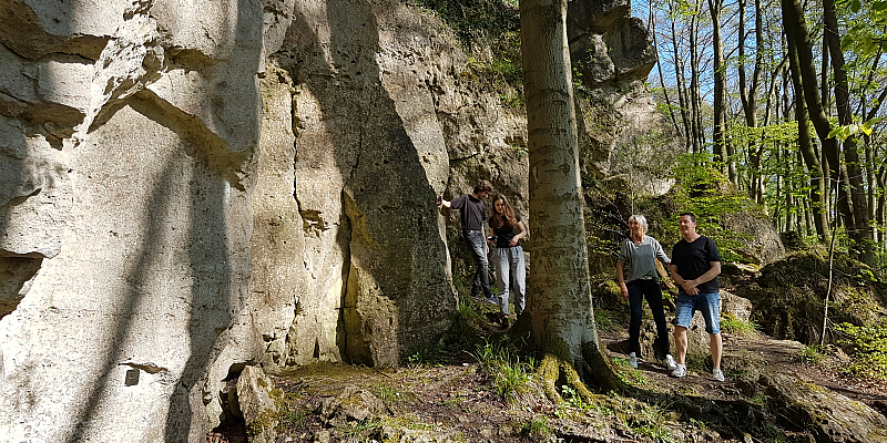 „Himmel und Hölle nahe beieinander“ – eine Landsommertour zum Segelfluggelände und zur Rothesteinhöhle im südlichen Ith