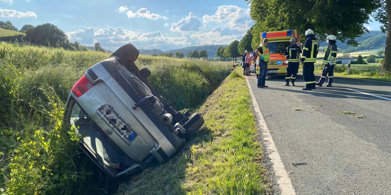 Von Straße abgekommen: Pkw auf Dach und im Graben gelandet