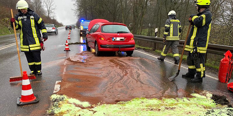 Große Mengen Öl laufen aus: Motorplatzer sorgt für Feuerwehreinsatz