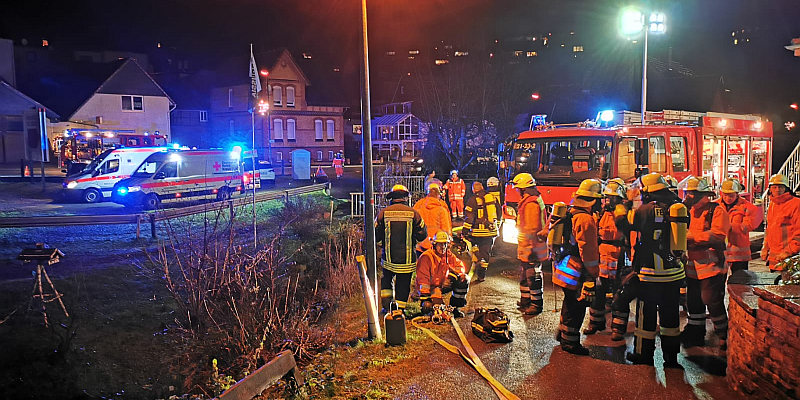 „Feuer: Menschenleben in Gefahr“: Feuerwehren und DRK proben den Ernstfall in Grünenplan
