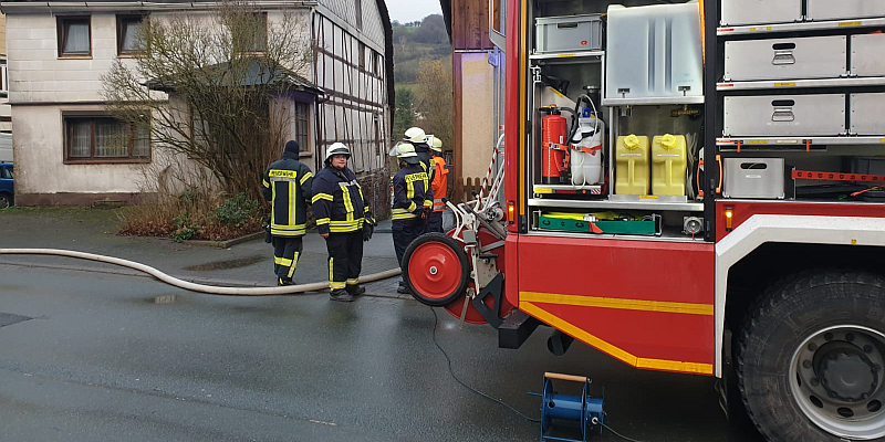 Merxhausen: Feuerwehren löschen Brand in Wohnhaus