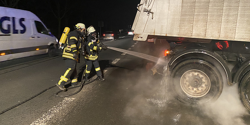 Rauchentwicklung an Lkw führt zu Einsatz der Feuerwehr in Delligsen