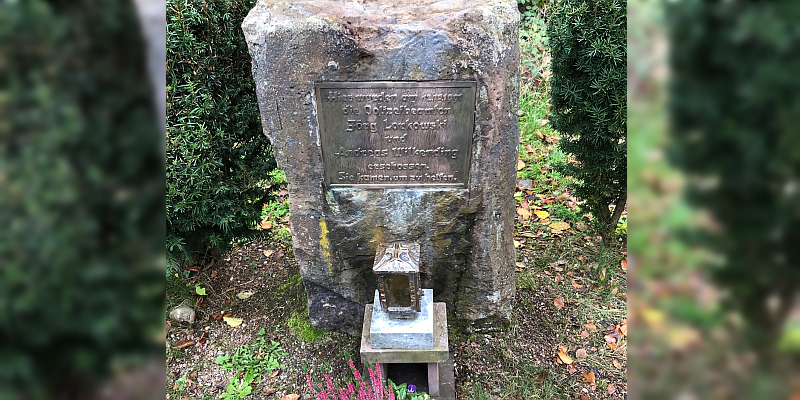 Gedenkstein nach Farbschmiererei gereinigt - Hans-Jürgen Könnecker reinigte Gedenkstein kostenfrei