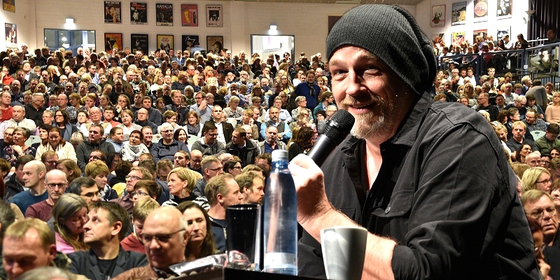 Torsten Sträter: Der Mann mit der Mütze „aufem Kopp“ begeisterte 1000 Zuhörer in Beverungen