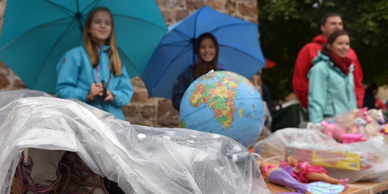 Tausende Huxori-Gäste trotzten dem windigen Regenwetter und feierten den 44. Huxori-Markt