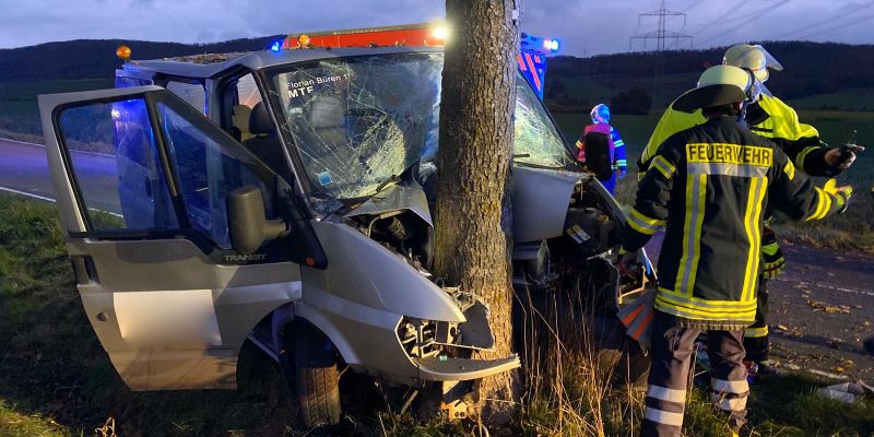 Pkw prallt gegen Baum