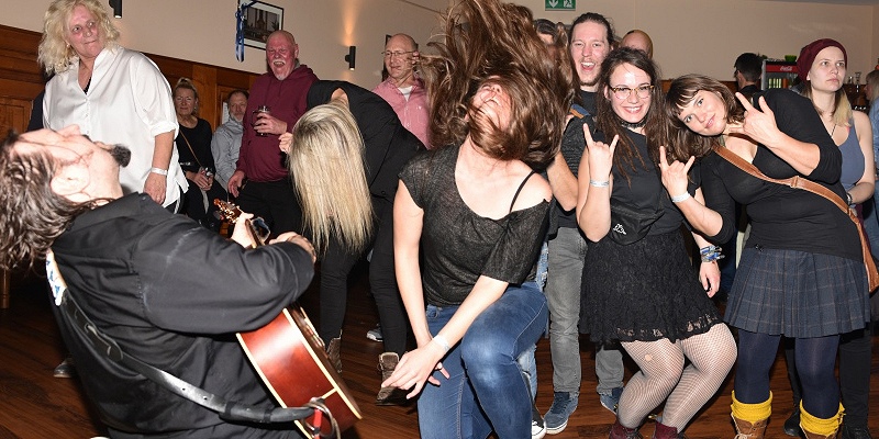 Von Headbanging bis Technotanzen – Beim Honky-Tonk-Festival in Höxter war für jeden was dabei