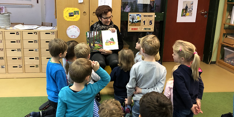 Bundesweiter Vorlesetag: Sabine Tippelt und Sebastian Rohde lesen im Kindergarten Derental und im AWO-Kindergarten Lauenförde vor