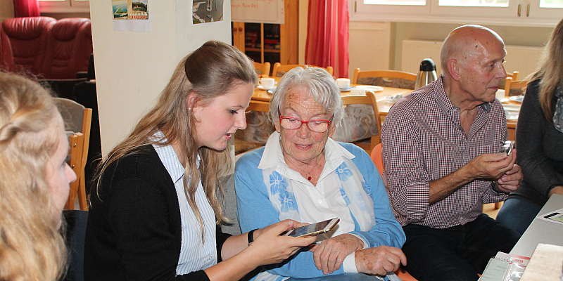Frau - Haus Mann(s) - Bild(er) - intergeneratives Erzählcafé zum Thema „Geschlechterbilder früher und heute