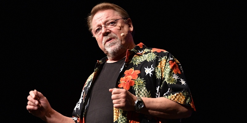 Von Sextipps bis Aufklärung über rektale Wölkchen: Jürgen von der Lippe begeisterte in der ausverkauften Stadthalle Beverungen