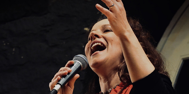 Enchanté! Starke Stimmen von Minelli bis Knef mit Sängerin Ulrike Wahren Open Air im Weserrenaissance Schloss Bevern