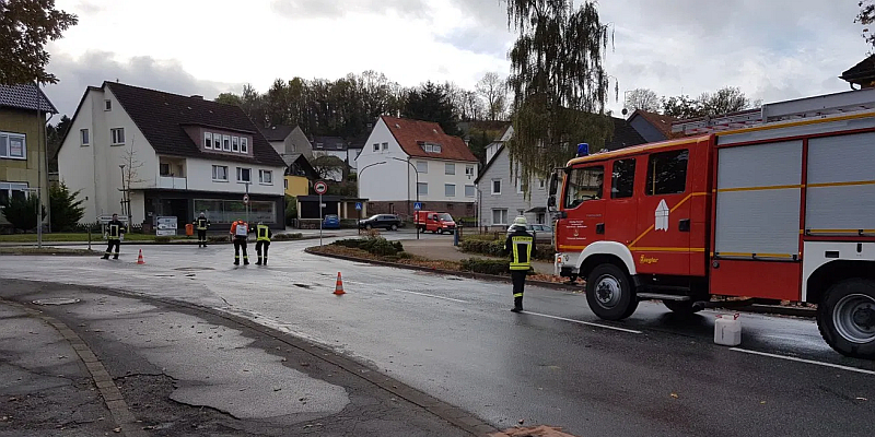 Zahlreiche Stellen im Verkehrsraum in Stadtoldendorf durch Öl/Benzin verunreinigt