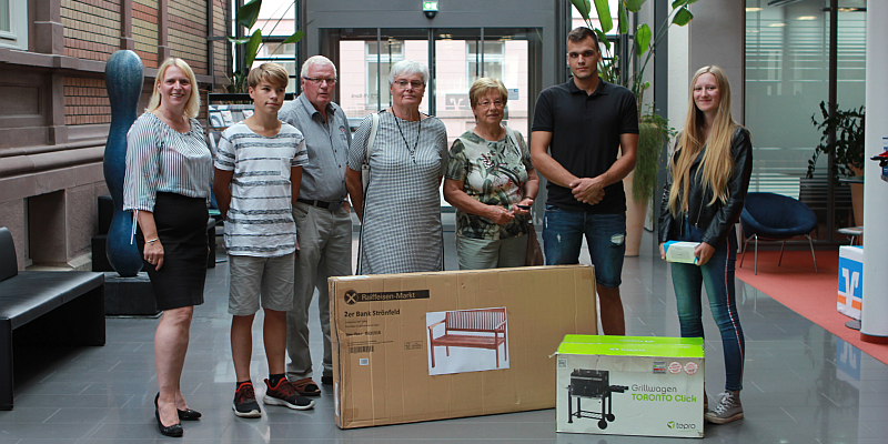 Glückliche Gewinner bei der VR-Bank in Südniedersachsen in Holzminden