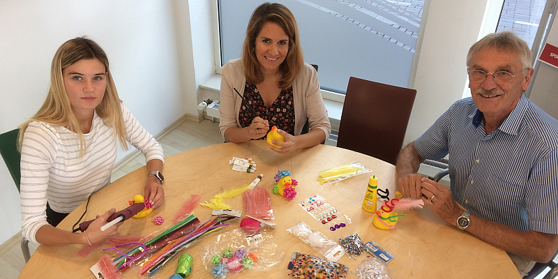 Kiara Marx und Katrin Konradt vom Stadtmarketing Holzminden sowie Dr. Norbert Kalkert vom Rotary Club entwerfen erste Prototypen einer Schmuckente.