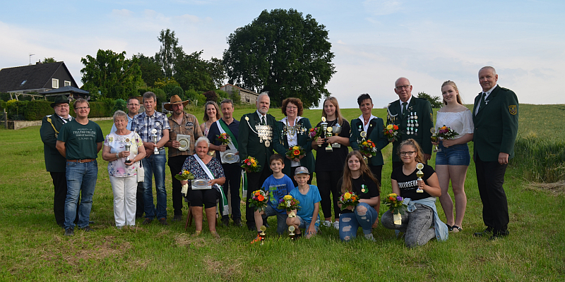 Traumhaftes Wetter zum Volks- und Königsschießen 2019 in Holzen - Astrid Hruzik und Helmut Alms als Vereinsschützenkönigspaar, Helga Bennefeld und Michael Bothe als Volkskönige proklamiert
