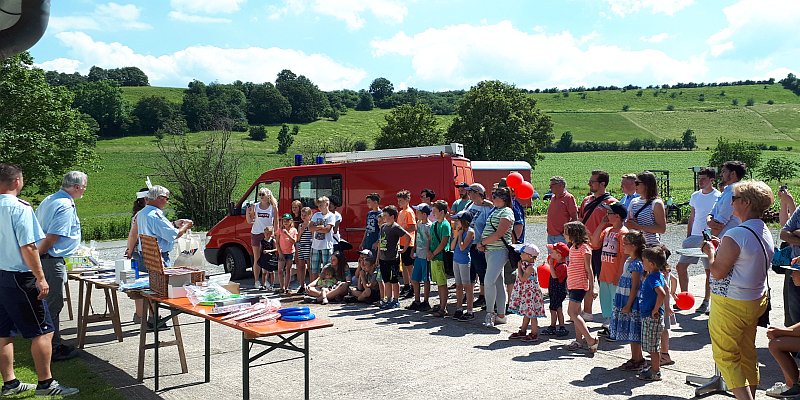 Gute Laune beim Linnenkämper Kinderfest: Feuerwehr organisiert Spiele, Spaß und große Tombola