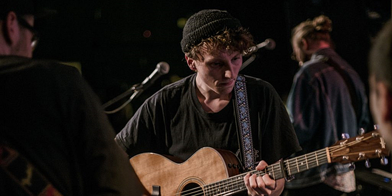 Konzert im Café präsentiert den Singer-Songwriter MOE 