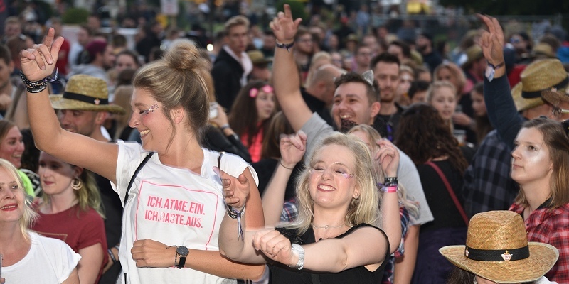 Strandklänge-Mega-Event: Tausende Besucher trotz wetterbedingter Hindernisse