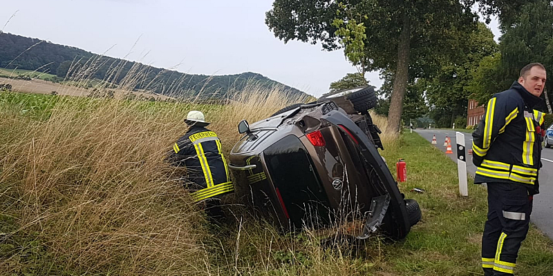 VW verunfallt zwischen Bevern und Lobach