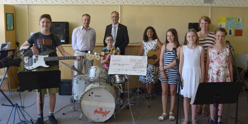Schülerband der Haupt- und Realschule Eschershausen mit neuen Musikinstrumenten ausgestattet