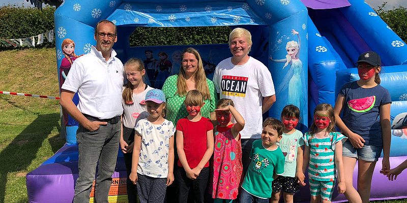 „Volles Haus“ beim Erdbeerfest im Kindergarten Deensen 