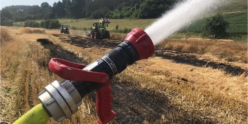 Strohfeld in Vollbrand: Feuerwehren aus Landkreis Holzminden bei enormer Hitze im Großeinsatz