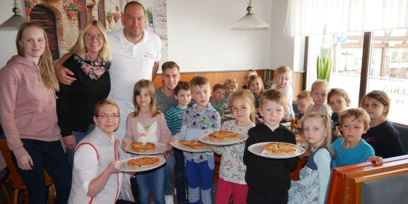 Ein nicht alltäglicher Ausflug: St.-Dionys-Kinder backen Pizza mit den Profis