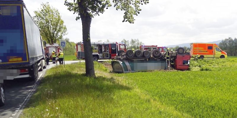 Sattelzug überschlägt sich, Fahrer schwer verletzt