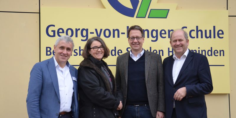„Wir brauchen 5G an jeder Milchkanne!“ FDP-Chef Birkner, Susanne Schütz und Hermann Grupe besuchen die BBS Holzminden
