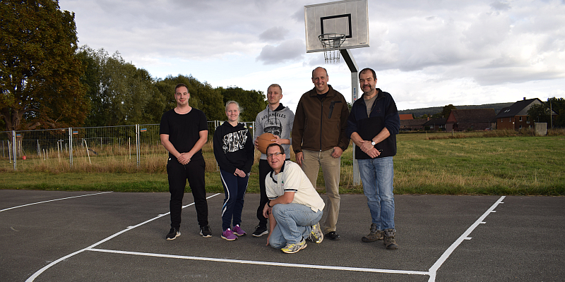 CDU-Burgberg im Einsatz: Basketballfeld auf dem Festplatz markiert