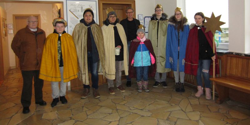 Sternsinger bringen Gottes Segen ins Rathaus
