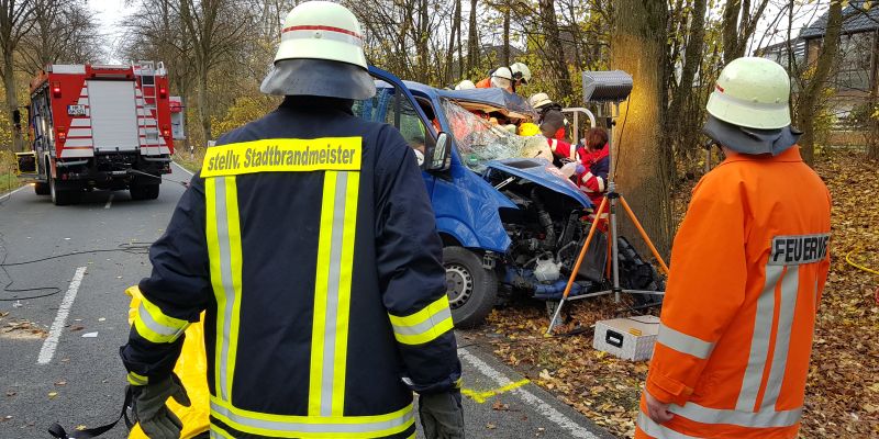 Nach Baumkollision: Mann aus Bodenwerder schwer verletzt - Rettungshubschrauber im Einsatz