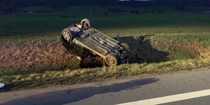 Pkw überschlägt sich und landet auf dem Dach