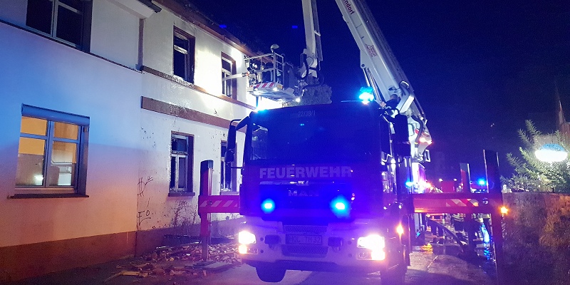 Großbrand in Holzminden: Die Nachlöscharbeiten zogen sich noch bis tief in die Nacht hinein