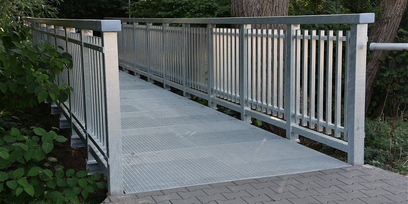 Gehbehinderte Frau spendet neue Brücke: Radweg über die Rottmünde bei Boffzen nun barrierefrei