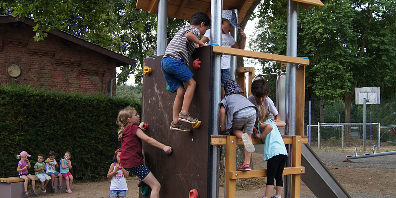 Gemeinde Deensen investiert 195.000 Euro in die Neugestaltung des Spielplatzes und des Straßenraumes „Am Wasserwerk“ in Schorborn