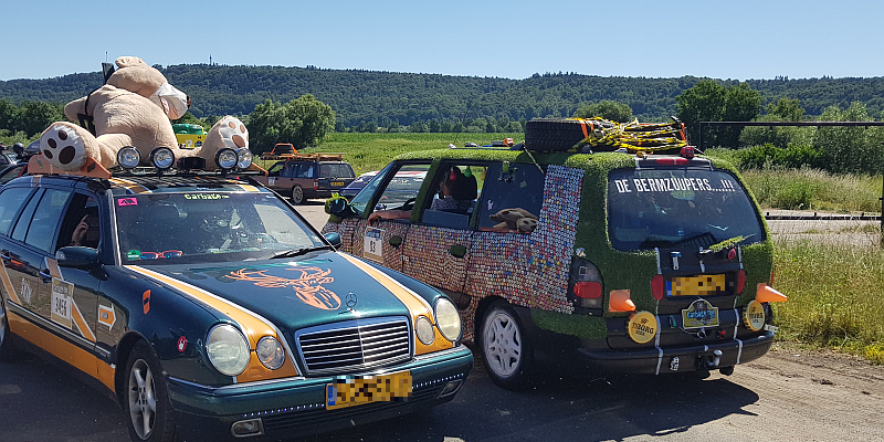 „Carbage Run Nederland“ fährt durch das Weserbergland - Polizei kontrolliert Fahrzeuge