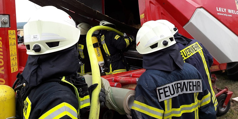 Brand einer Rundballenpresse fordert den Einsatz zweier Löschzüge der Samtgemeindefeuerwehr Boffzen