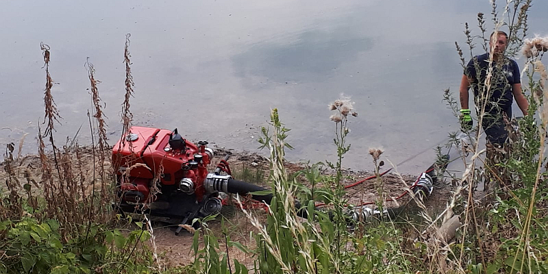 Feuerwehreinsatz zur Rettung von Fischen - Angelteich drohte umzukippen