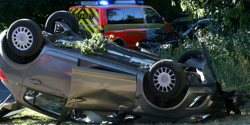 Verkehrsunfall: Pkw kommt auf dem Dach zum Liegen