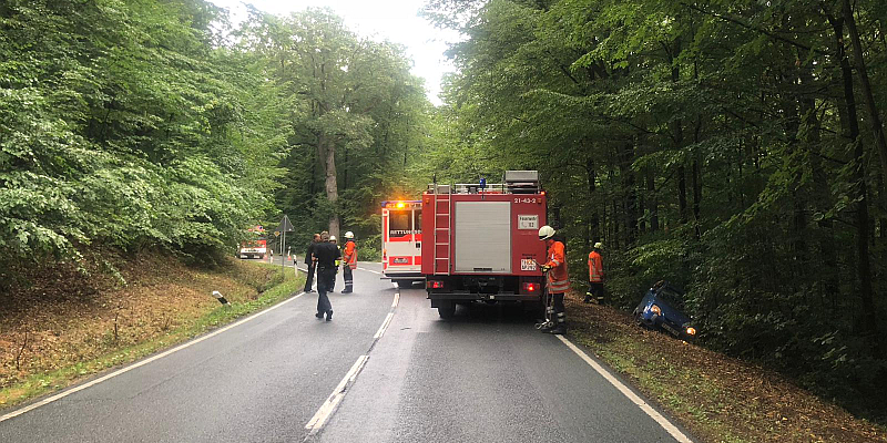 Pkw kommt von der Fahrbahn ab und überschlägt sich