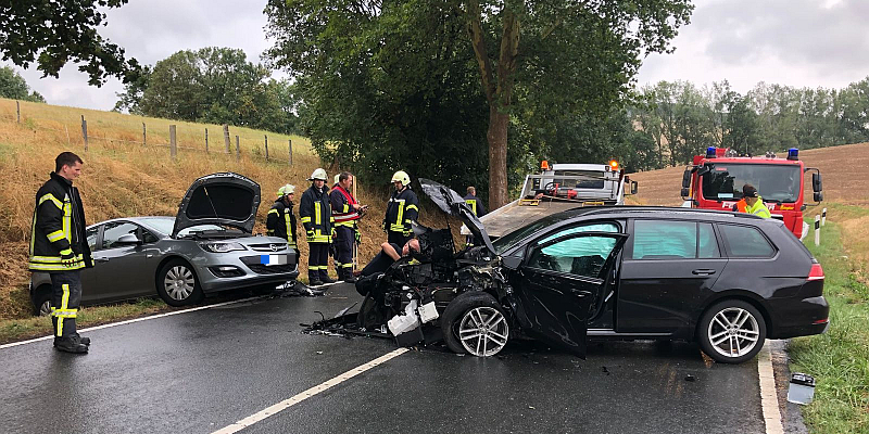 Zwischen Bremke und Halle: schwere Kollision zwischen VW und Opel - Personen verletzt